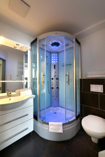 Bathroom 2, Metropol Central, Essen