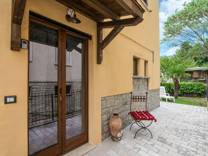 5, Chic Apartment with Outdoor Serenity, Arezzo