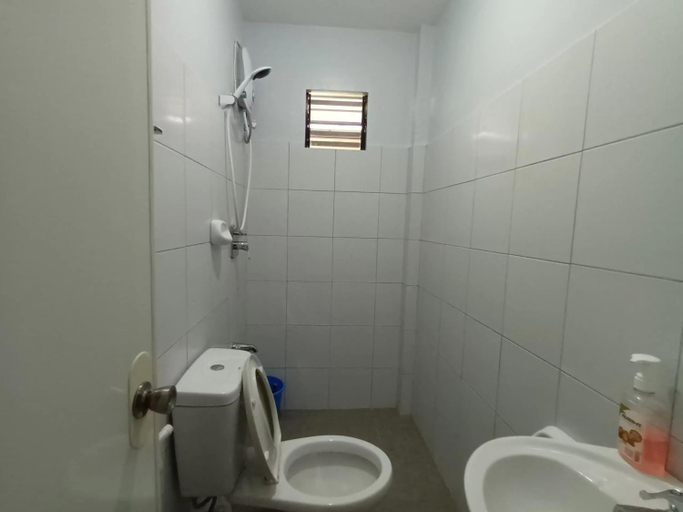 Bathroom, Grae’s Apartelle, Moalboal
