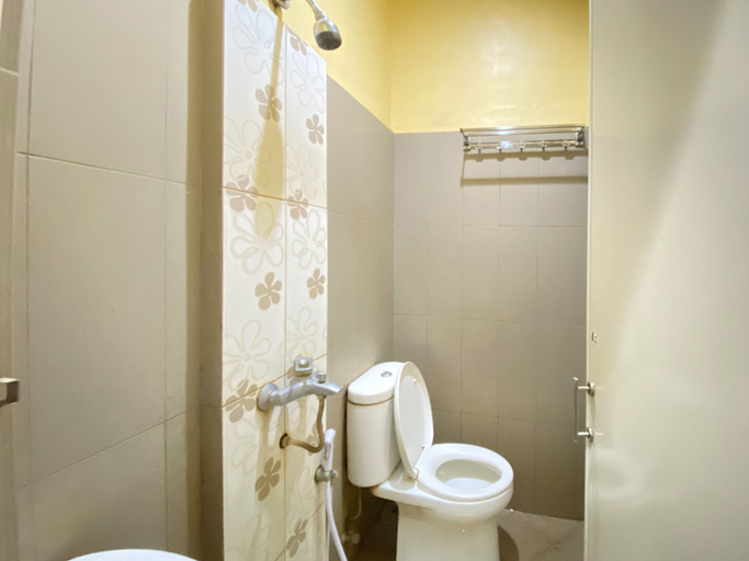 Bathroom 2, Lily Guest House Syariah RedPartner, Malang