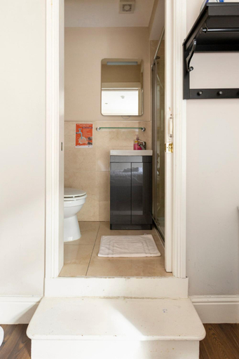 Bathroom 3, Molloy's Apartments, Dublin