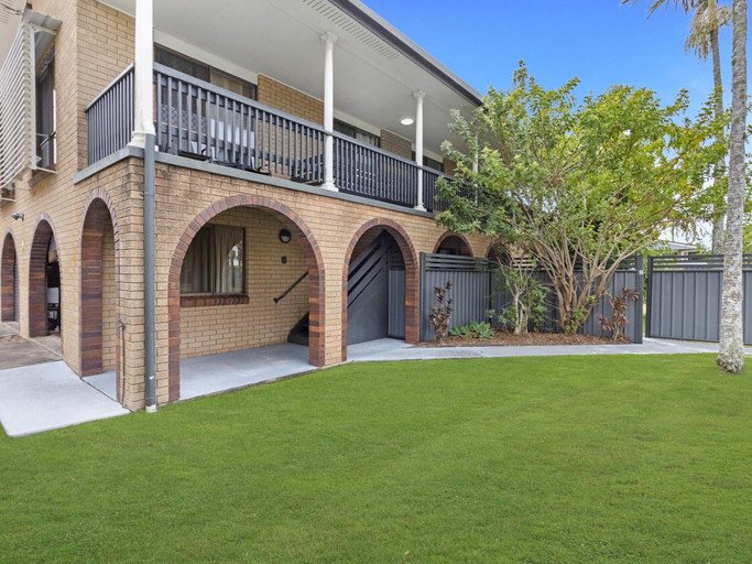 Others 2, Spacious 3-Bed Home with Large Balcony, Hervey Bay - Pt A