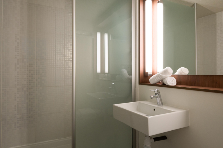 Bathroom 4, The Originals Access, Hôtel Foix, Ariège