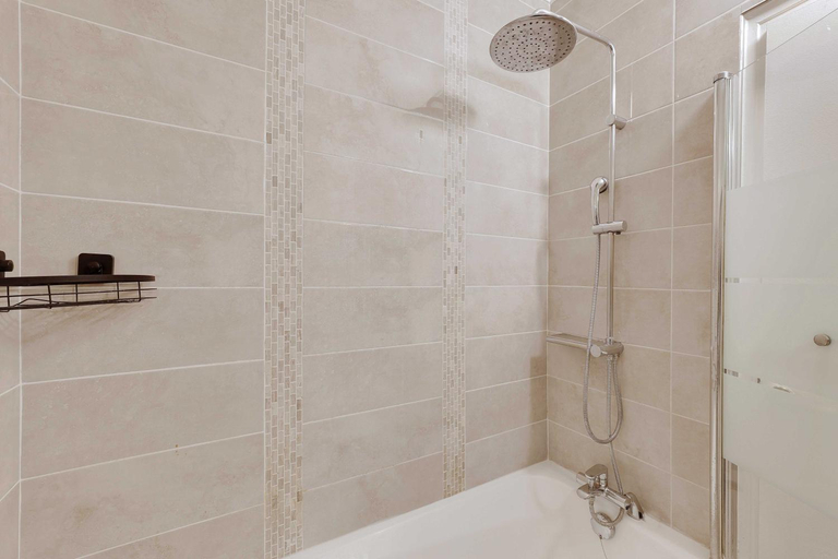 Bathroom 2, Beautiful Apartment 2BR/6P – Eiffel Tower, Paris