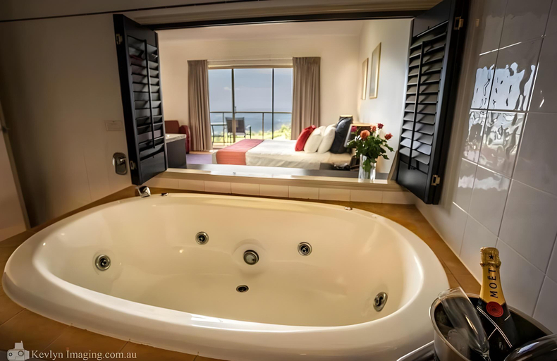 Bathroom 3, Eagle Heights Hotel, Tamborine Mountain