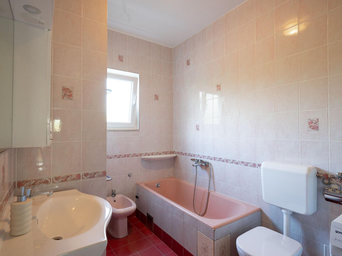 Bathroom 3, House Rose With Garden and Pool, Ražanac
