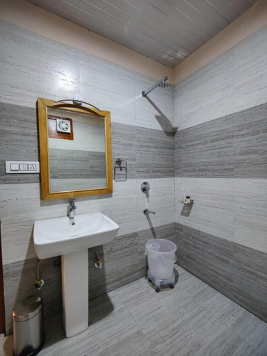 Bathroom 2, The Woodpecker Inn Jibhi, Kullu