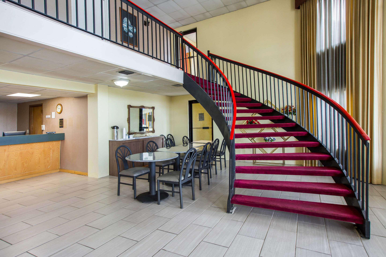Public Area 2, Knights Inn Bonifay, Holmes