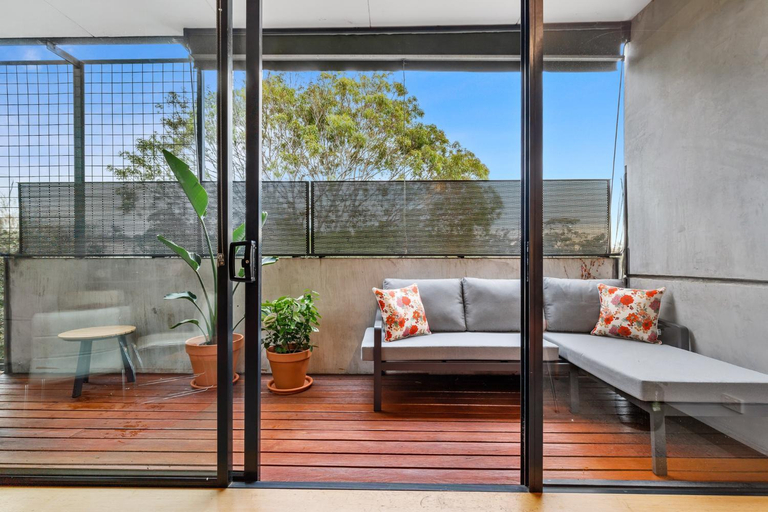 5, Vibrant 2-Bed Apartment Near St Kilda Beach, Melbourne