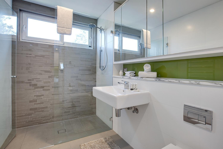 Bathroom 2, Spacious 2-Bed Apartment Close to City, Sydney