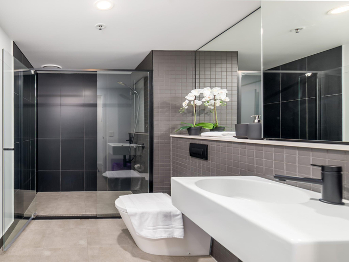 Bathroom, Modern 1-Bed Apartment With Pool And Sauna, Canberra