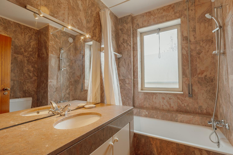 Bathroom, Botanic Garden Terrace Apartment by Vacationy, Porto
