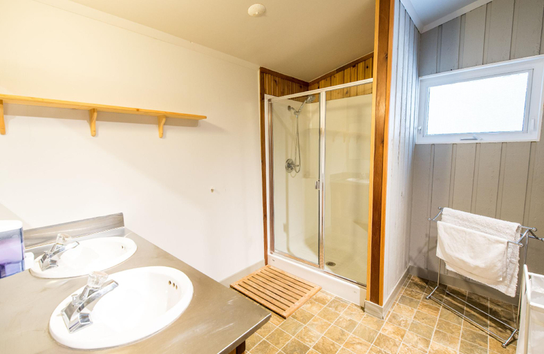 Bathroom 4, Canmore Clubhouse Alpine Club Of Canada, Division No. 15