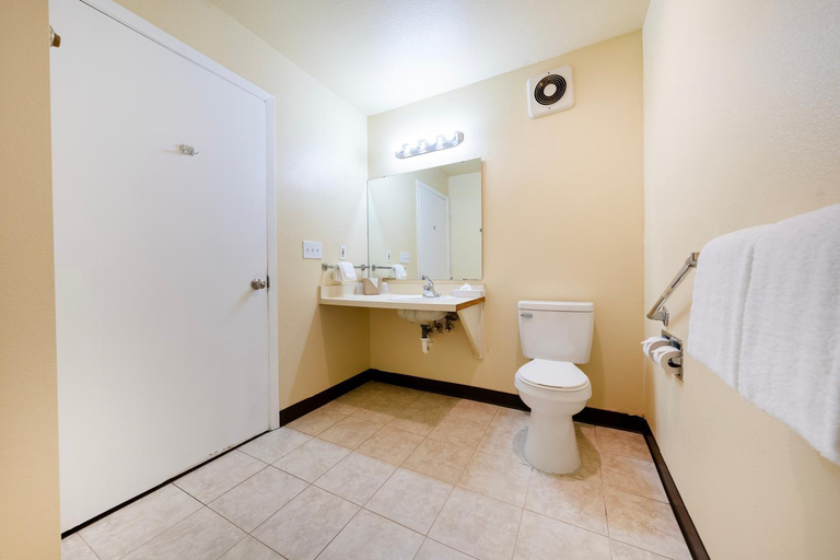 Bathroom 3, Knights Inn Pasco, Franklin