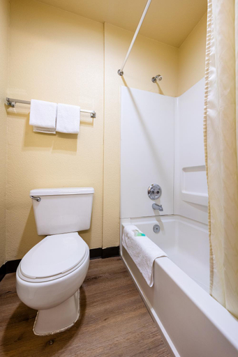 Bathroom 5, Knights Inn Pasco, Franklin