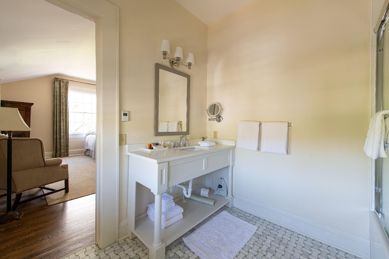 Bathroom 2, The Greystone Inn, Transylvania