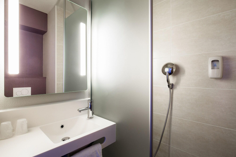 Bathroom 3, B&B Hotel Nancy Frouard, Meurthe-et-Moselle