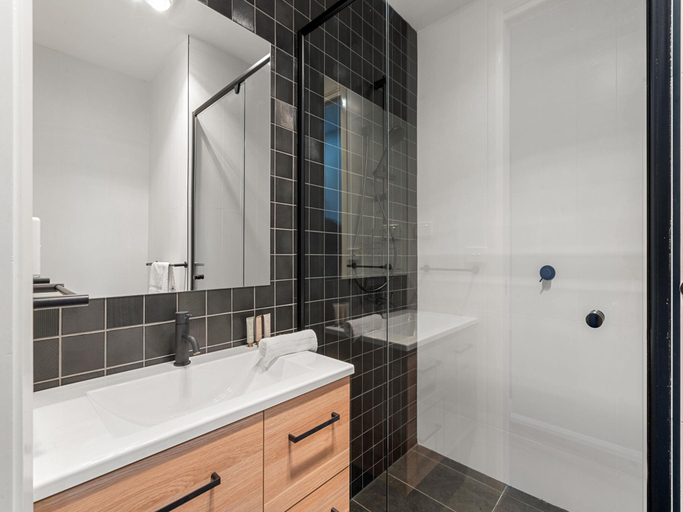 2, Modern 3-Bedroom Townhouse in Quiet Greenway, Canberra