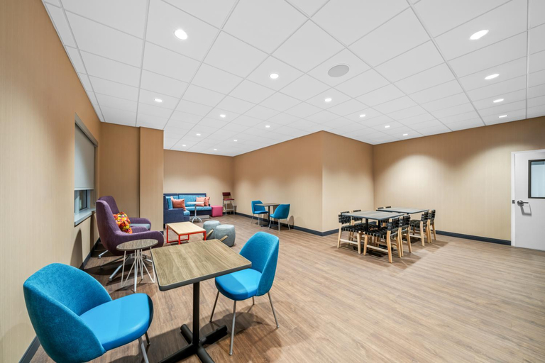 Shared lounge/TV area, Tru By Hilton Oshawa, Durham