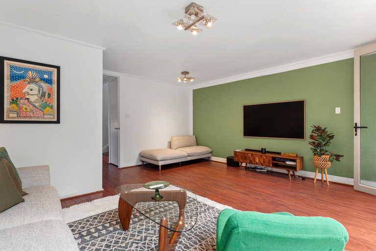 Separate living room 2, Spacious 3-Bed Townhouse with Courtyard, Melbourne