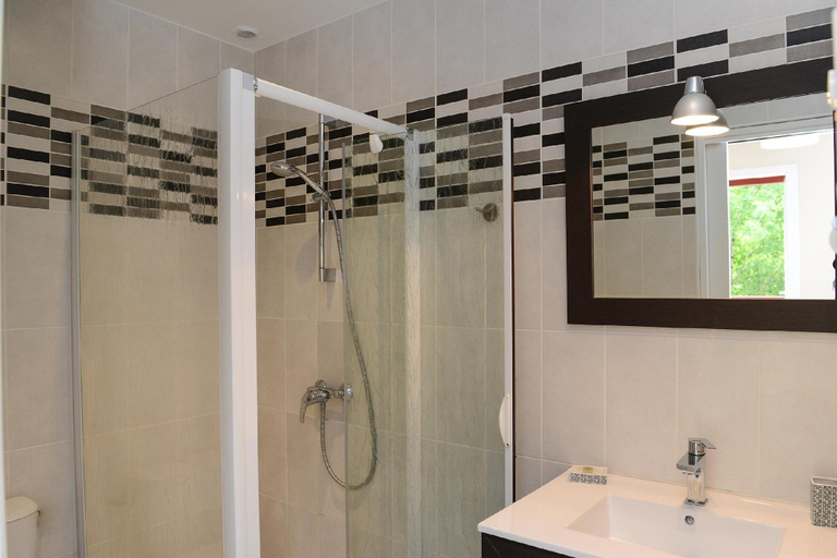 Bathroom 4, Andreinia, Pyrénées-Atlantiques