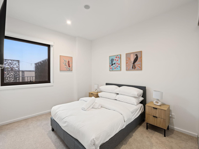 5, Stylish 2-Bed Townhouse with Balcony, Canberra