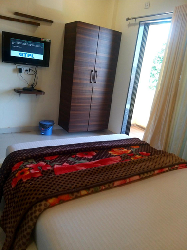 Bedroom, Evergreen Holidays, Satara