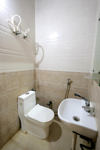 Bathroom 4, Hotel Basil Inn near to Taj Mahal, Agra