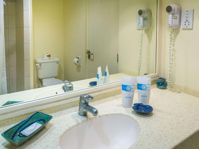 Bathroom 5, Rostrevor Hotel