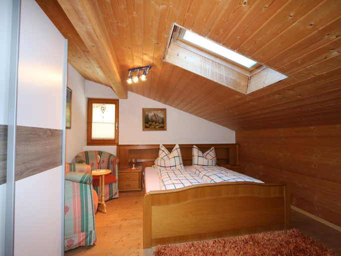 Bedroom 2, Apartment in Zillertal near Ski Slopes, Schwaz