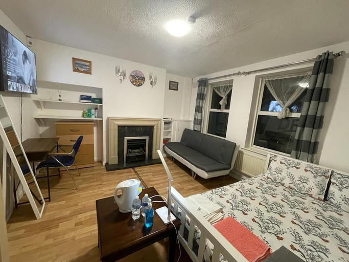 Bedroom, Heathrow Garden Lodge - Free Parking - Netflix - Prime - Coffee - WiFi, London