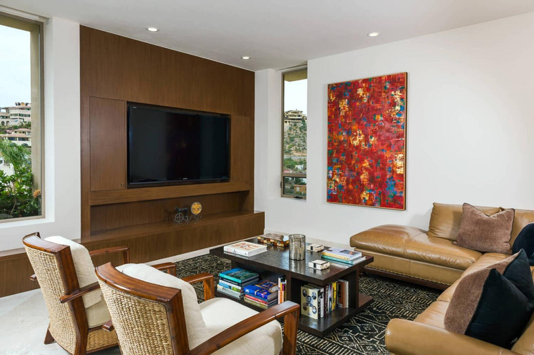 Shared lounge/TV area 3, Villa Pacific West, La Paz