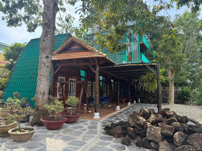 Exterior & Views