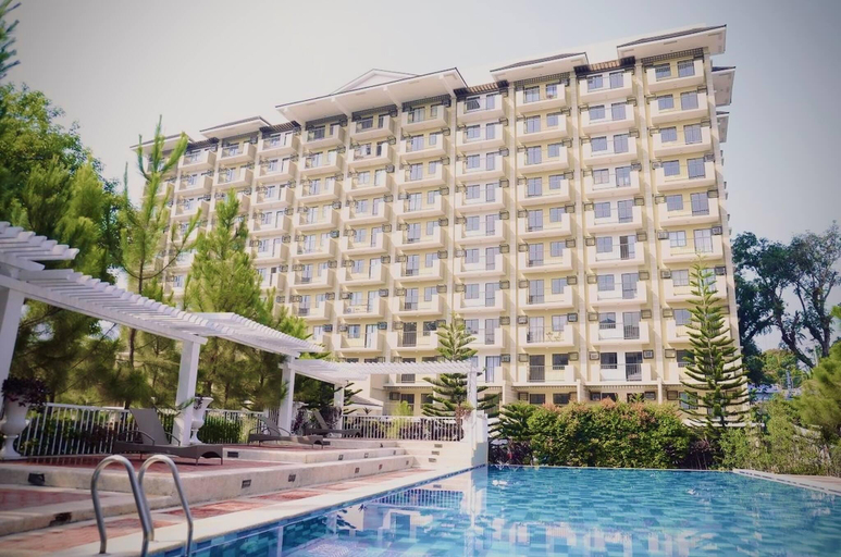 Swimming pool 2, Spacious Central Davao City Getaway - Spacious Apartment with Shared Pool, Davao City