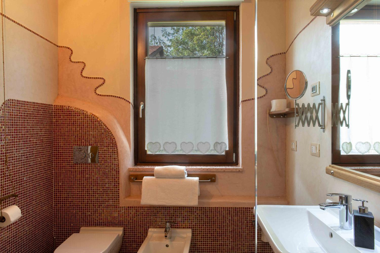 Bathroom 3, Alpuntogiusto, Cuneo