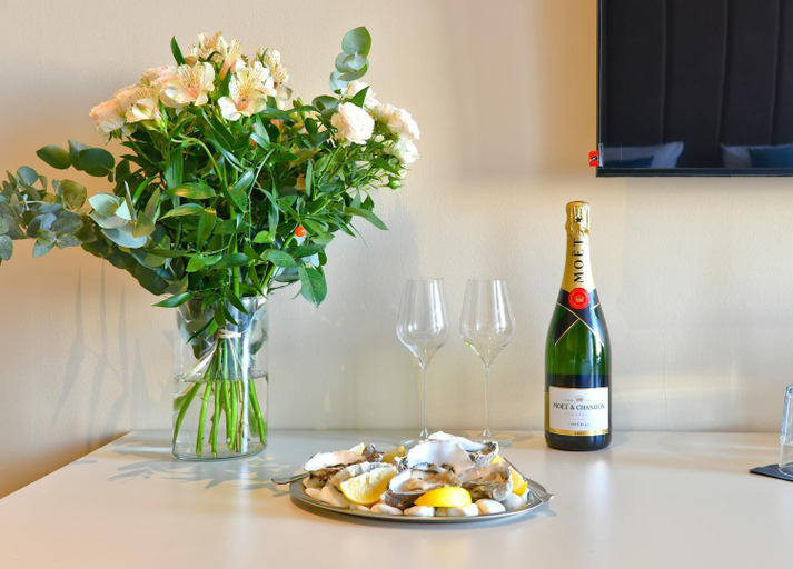 Food and beverages 2, Oysters & Bubbles. Gastro Rooms, Poznań City