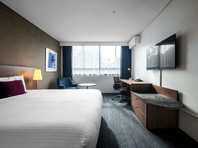 Bedroom 5, Mercure Sydney St Leonards, Sydney