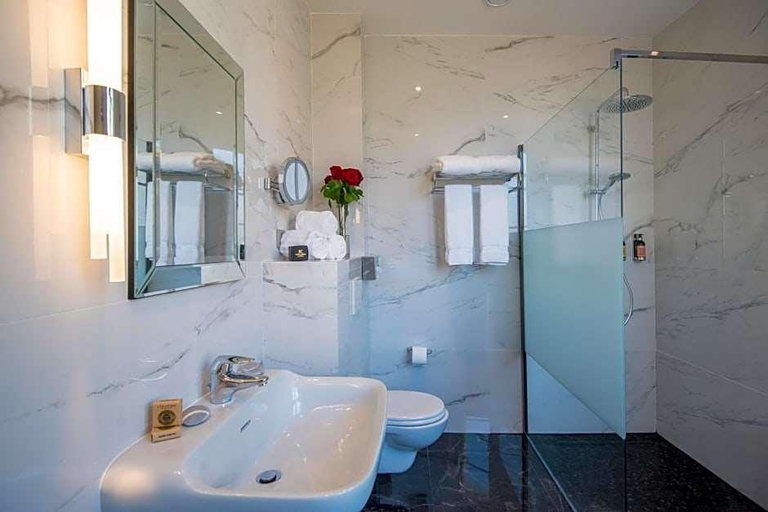 Bathroom 4, Quality Hotel Carlton Beaulieu, Alpes-Maritimes