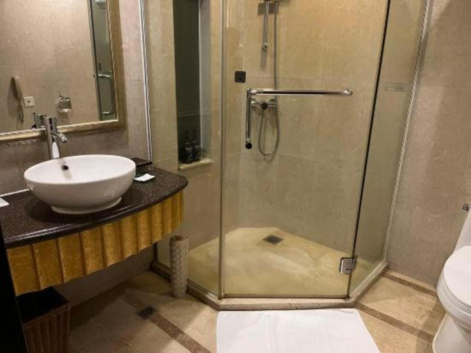 Bathroom 4, Dongguan Silver World Garden Hotel, Dongguan