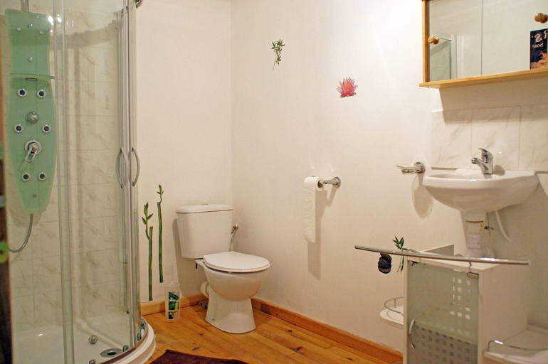 Bathroom 3, Le Domaine de L'etang de Sandanet, Dordogne