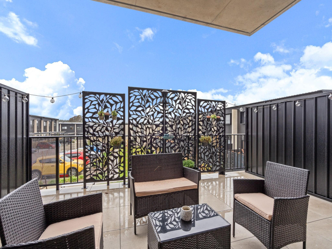 3, Stylish 2-Bed Townhouse with Balcony, Canberra