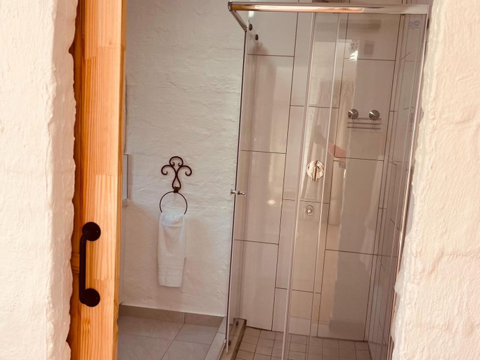 Shower 4, Die Ou Pastorie, Bojanala