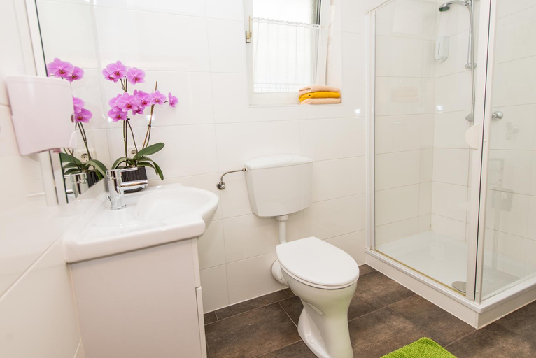 Bathroom 3, Ferienwohnungen und Zimmer Yassi, Murtal