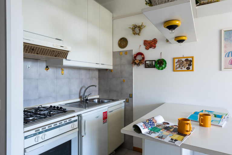 Kitchen 5, Beachside Apartment for Four Guests in Bibione, Venezia