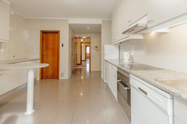 Kitchen 5, Botanic Garden Terrace Apartment by Vacationy, Porto