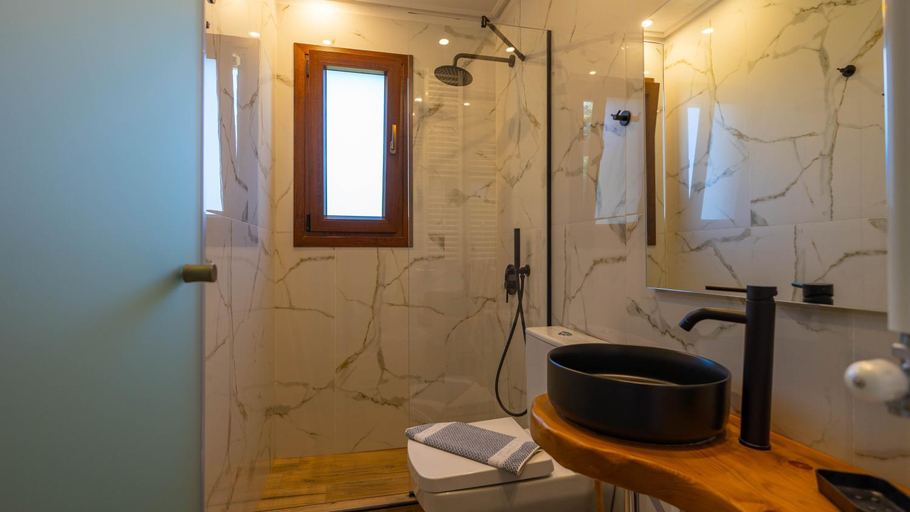 Bathroom 5, Stilvi, Thessaly