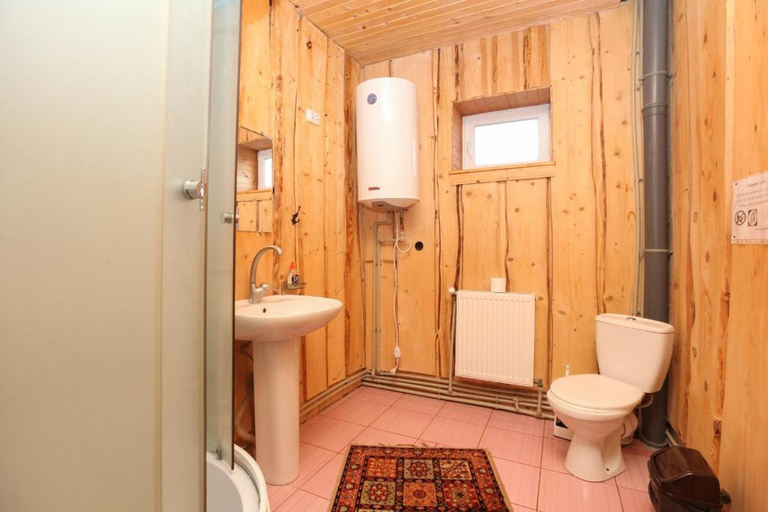 Bathroom 3, Gutsulska Oselya, Iaremchans'ka