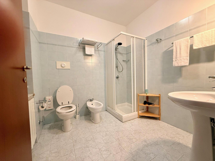 Bathroom 3, Hotel Montegrino, Varese
