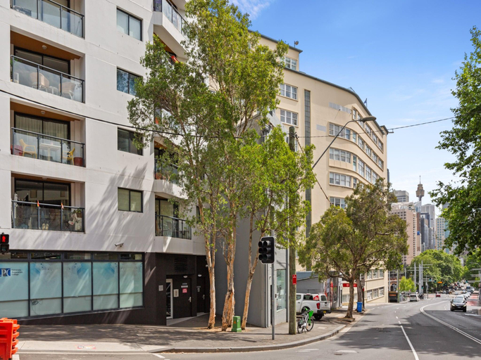 4, Bright 2-Bed Surry Hills Apartment with Balcony, Sydney