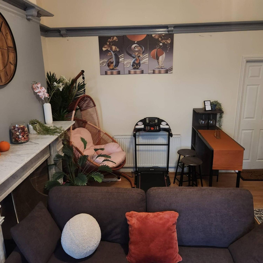 Others 5, Charming Victorian Apartment in Central Wolverhampton, Wolverhampton